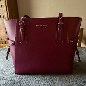 🎉HP🎉 LIKE NEW Michael Kors Voyager East West Crossgrain Leather Dark Berry bag